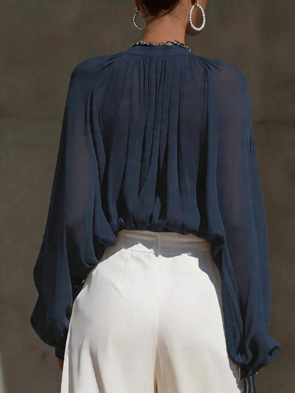 Blouse fluide jaune solaire.