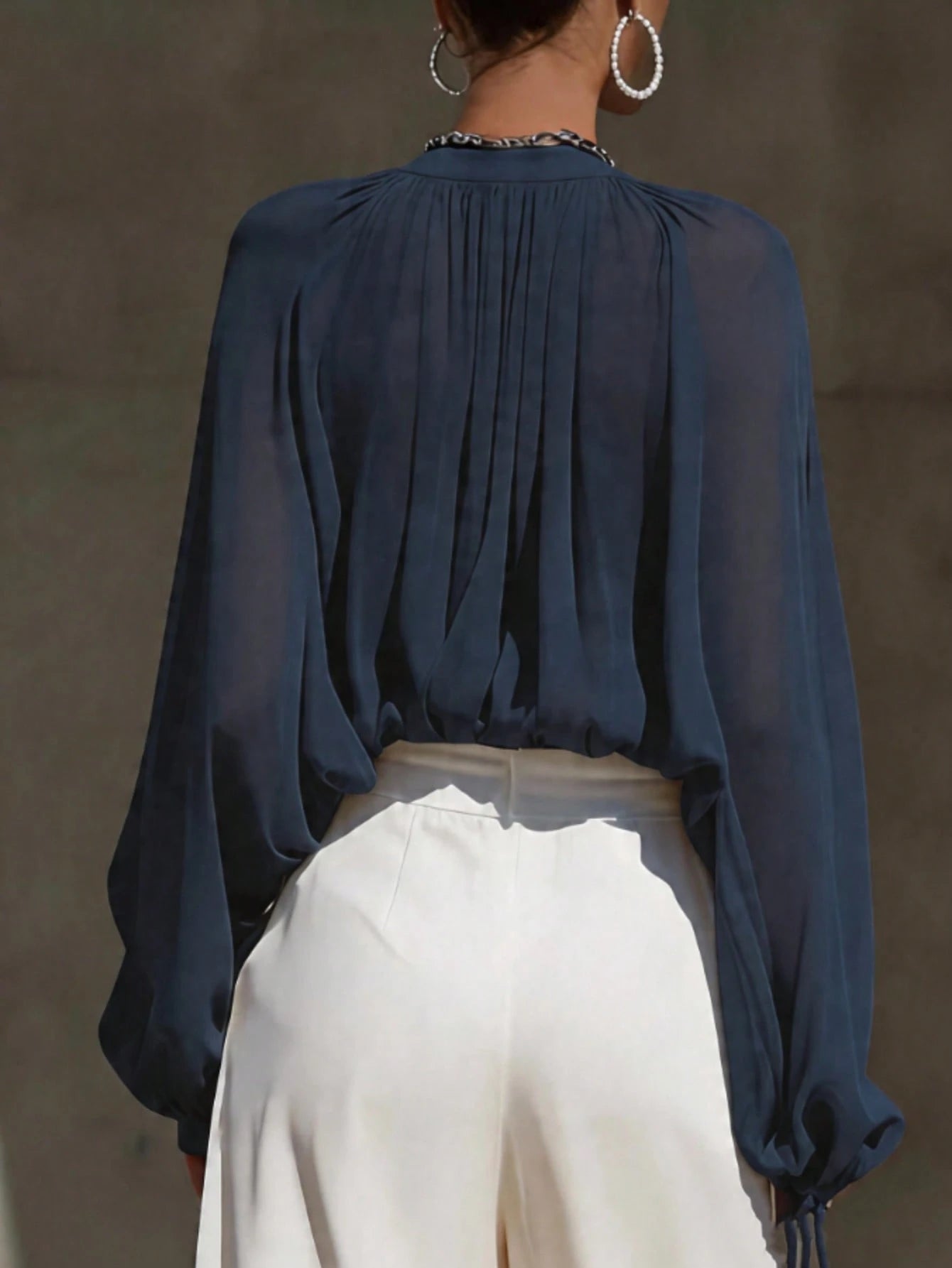 Blouse fluide jaune solaire.