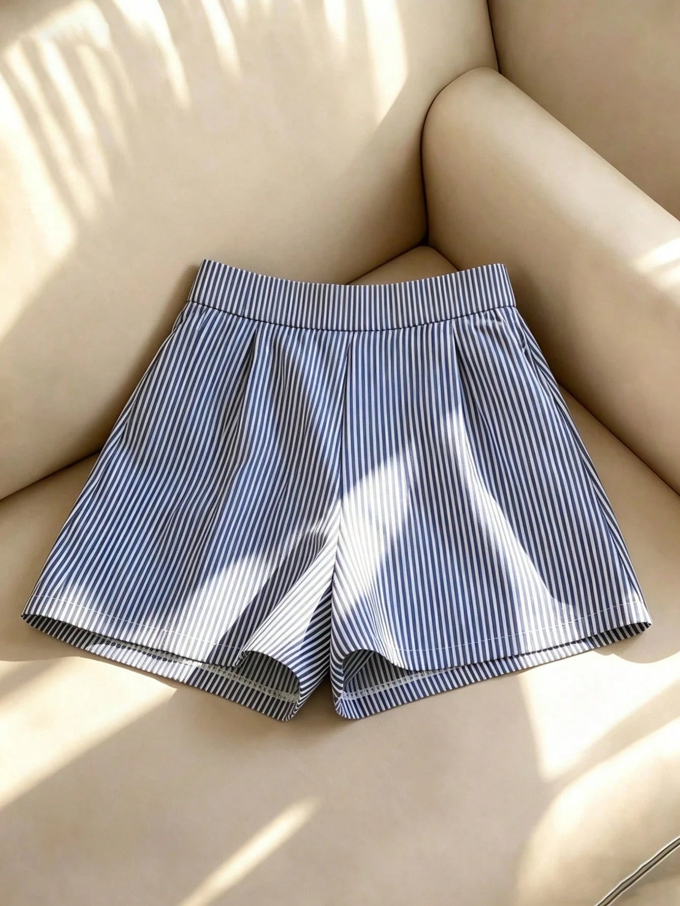 Ensemble élégant à rayures. Image principale du produit