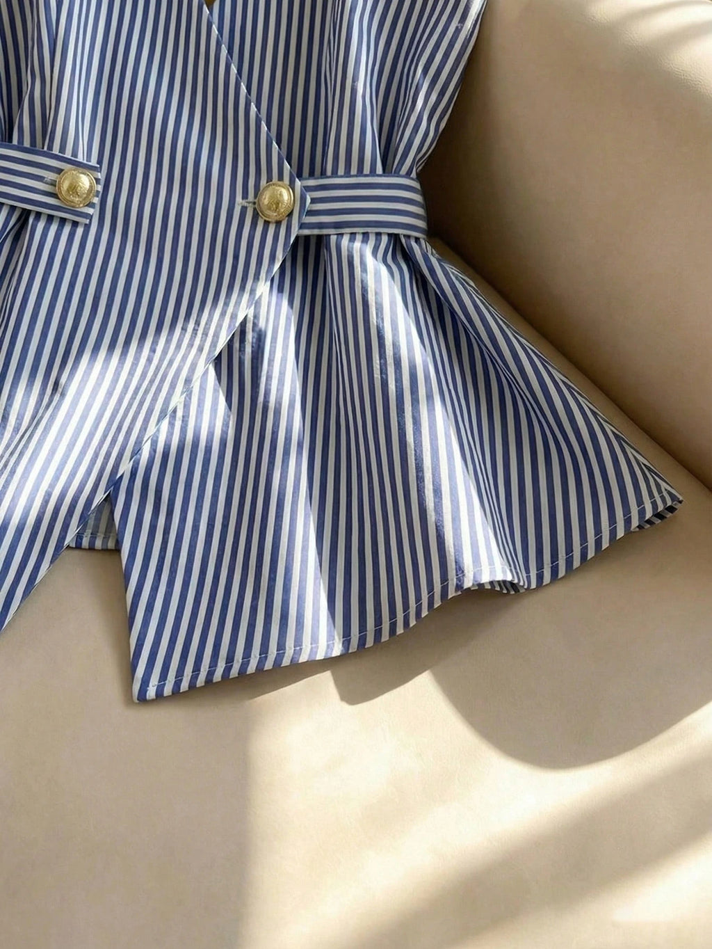Ensemble élégant à rayures.