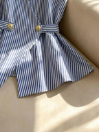 Ensemble élégant à rayures.
