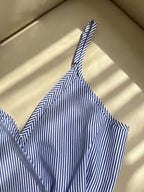 Ensemble élégant à rayures.