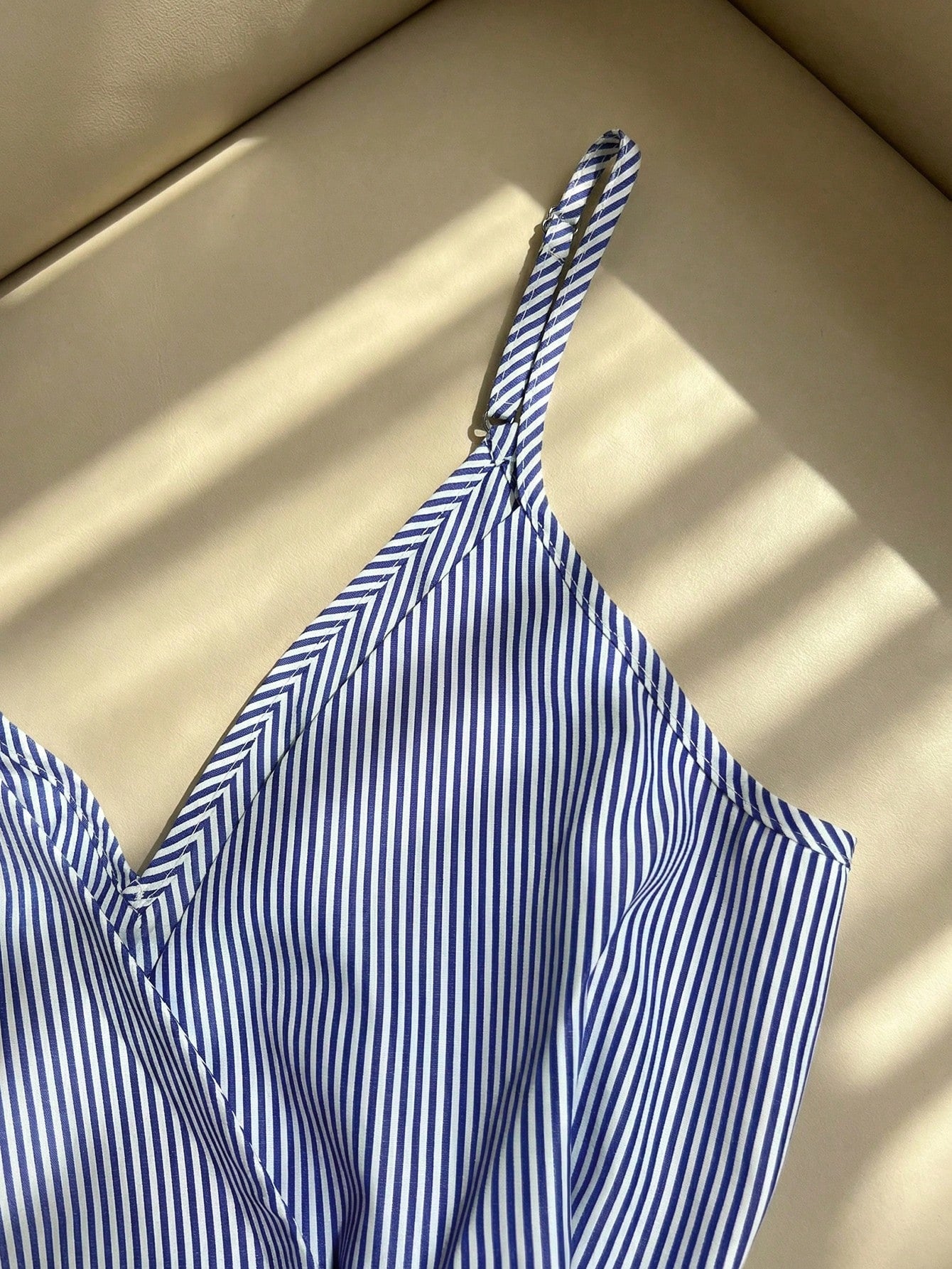 Ensemble élégant à rayures.