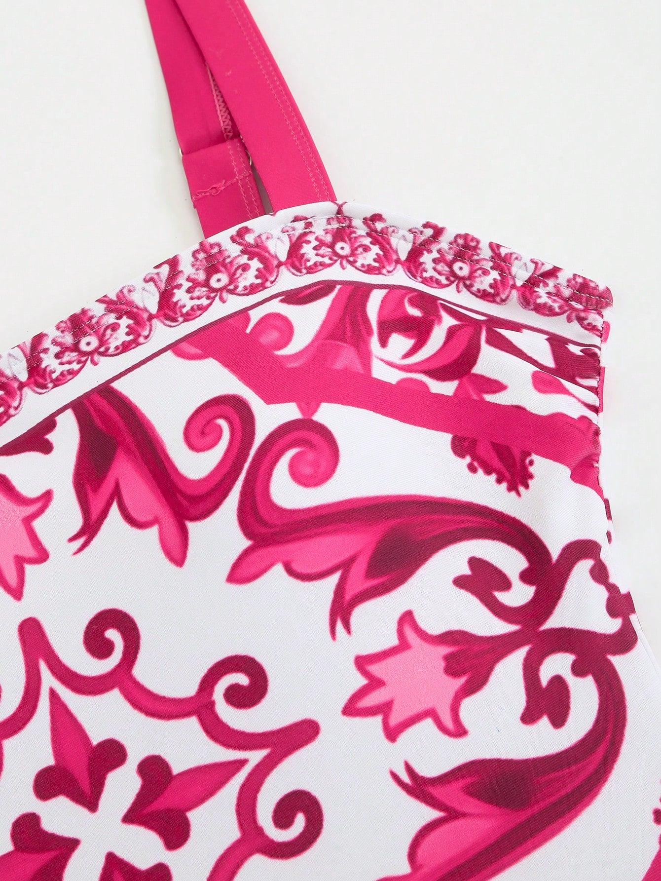 Un ensemble de plage rose imprimé inspiré de Dolce &Gabbana.