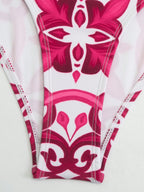 Un ensemble de plage rose imprimé inspiré de Dolce &Gabbana.