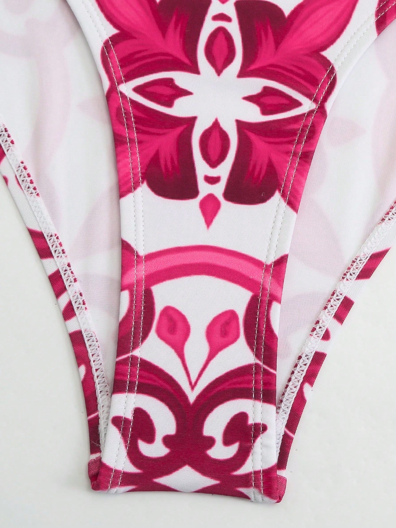 Un ensemble de plage rose imprimé inspiré de Dolce &Gabbana.
